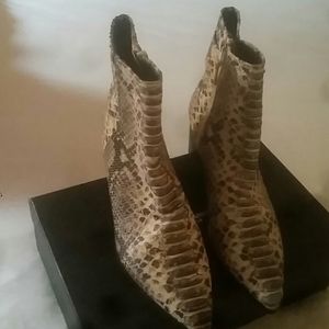 STUART WEITZMAN LEATHER ANKLE BOOTIES